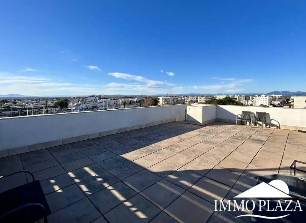 Magnificent penthouse with sea views and 66m2 solarium – 2 bedrooms – private parking – storage room – community pool – Rosas, Costa Brava
