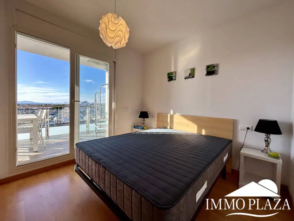Magnificent penthouse with sea views and 66m2 solarium – 2 bedrooms – private parking – storage room – community pool – Rosas, Costa Brava