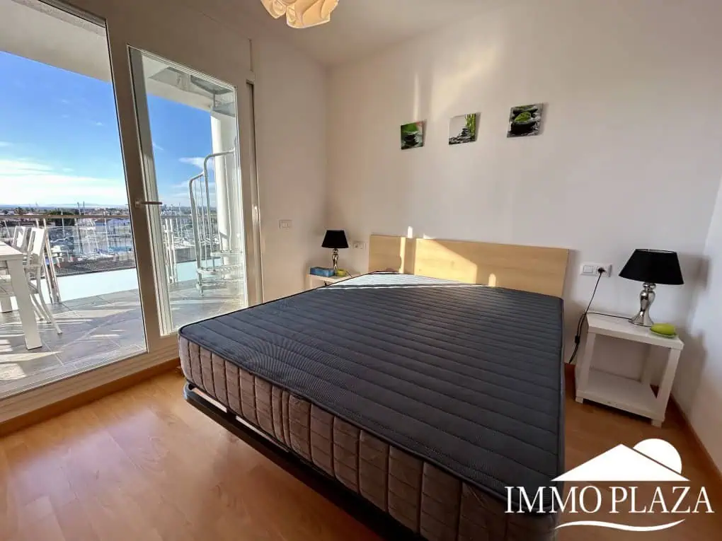 Magnificent penthouse with sea views and 66m2 solarium – 2 bedrooms – private parking – storage room – community pool – Rosas, Costa Brava