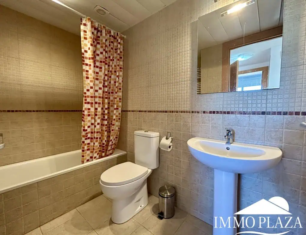 Magnificent penthouse with sea views and 66m2 solarium – 2 bedrooms – private parking – storage room – community pool – Rosas, Costa Brava
