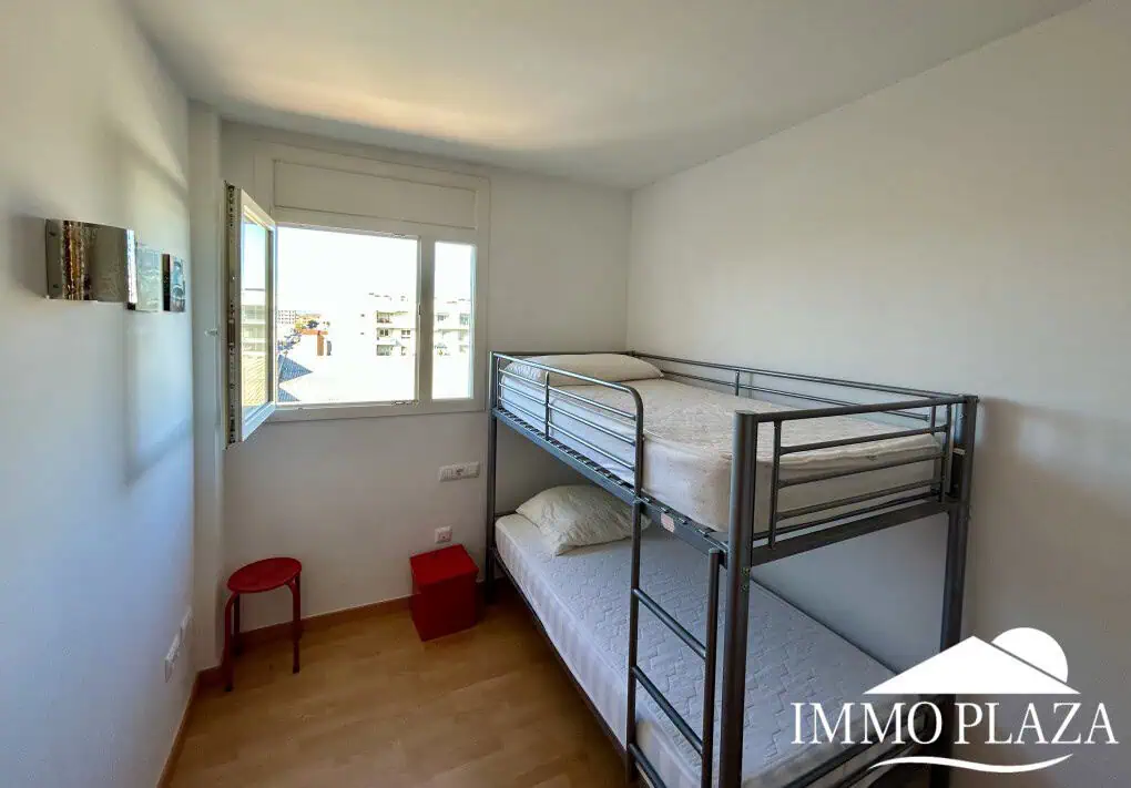 Magnificent penthouse with sea views and 66m2 solarium – 2 bedrooms – private parking – storage room – community pool – Rosas, Costa Brava