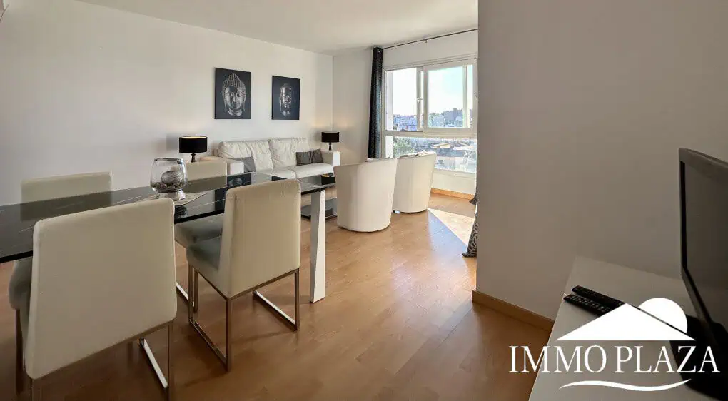 Magnificent penthouse with sea views and 66m2 solarium – 2 bedrooms – private parking – storage room – community pool – Rosas, Costa Brava