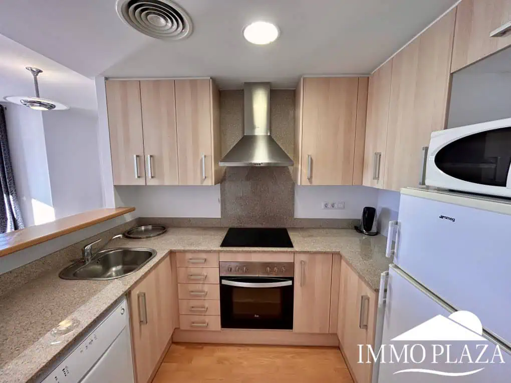 Magnificent penthouse with sea views and 66m2 solarium – 2 bedrooms – private parking – storage room – community pool – Rosas, Costa Brava