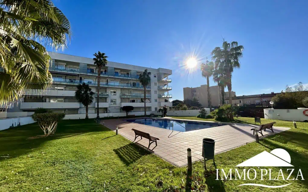 Magnificent penthouse with sea views and 66m2 solarium – 2 bedrooms – private parking – storage room – community pool – Rosas, Costa Brava
