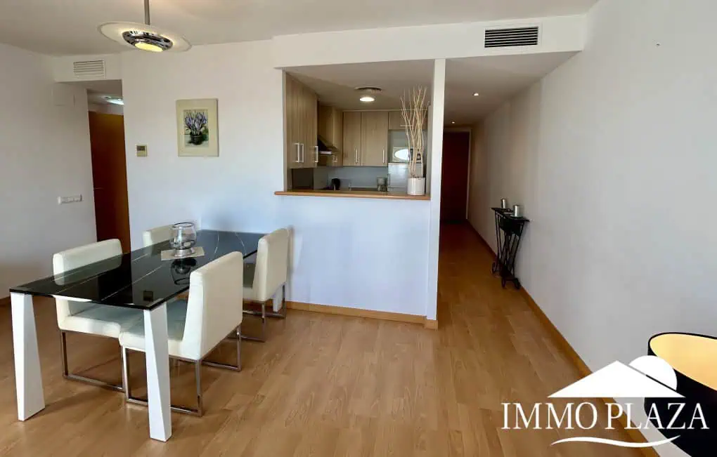 Magnificent penthouse with sea views and 66m2 solarium – 2 bedrooms – private parking – storage room – community pool – Rosas, Costa Brava