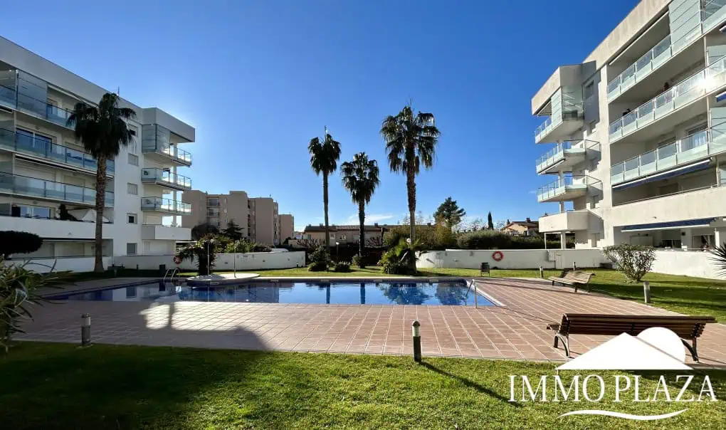 Magnificent penthouse with sea views and 66m2 solarium – 2 bedrooms – private parking – storage room – community pool – Rosas, Costa Brava