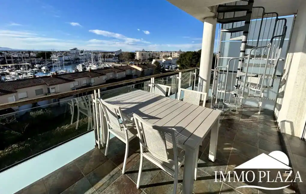 Magnificent penthouse with sea views and 66m2 solarium – 2 bedrooms – private parking – storage room – community pool – Rosas, Costa Brava