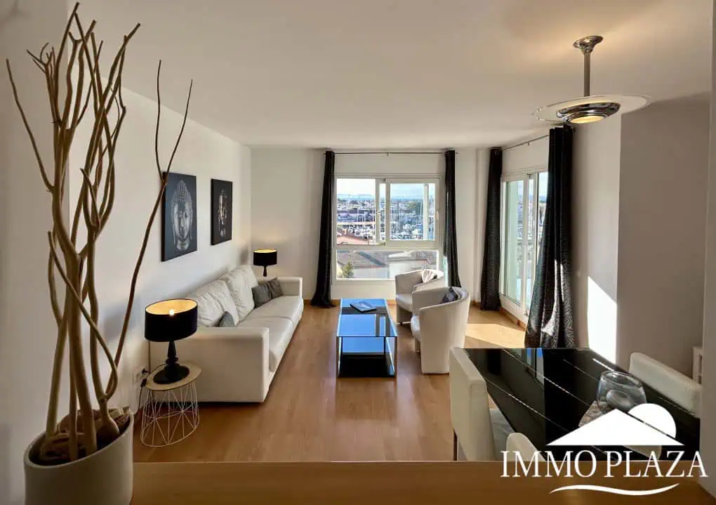 Magnificent penthouse with sea views and 66m2 solarium – 2 bedrooms – private parking – storage room – community pool – Rosas, Costa Brava