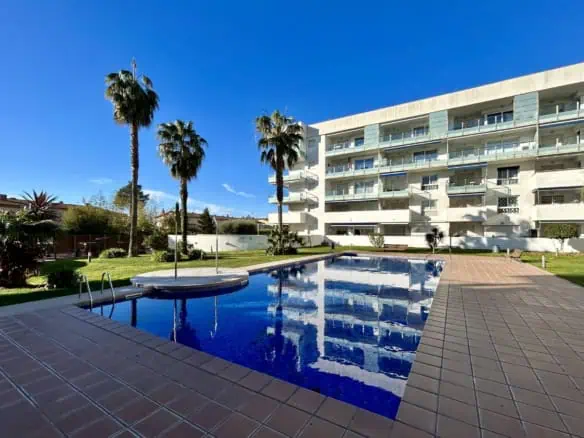 Magnificent penthouse with sea views and 66m2 solarium – 2 bedrooms – private parking – storage room – community pool – Rosas, Costa Brava