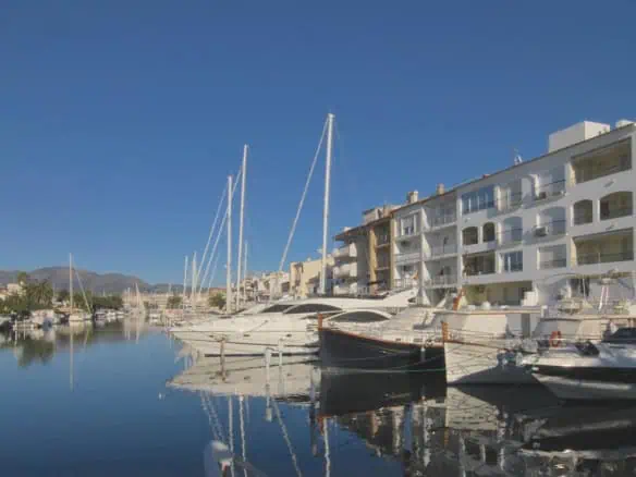 Boatmooring 20 x 6.5 mtr for sale with double parking and private storage in the Marina Empuriabrava – Costa Brava