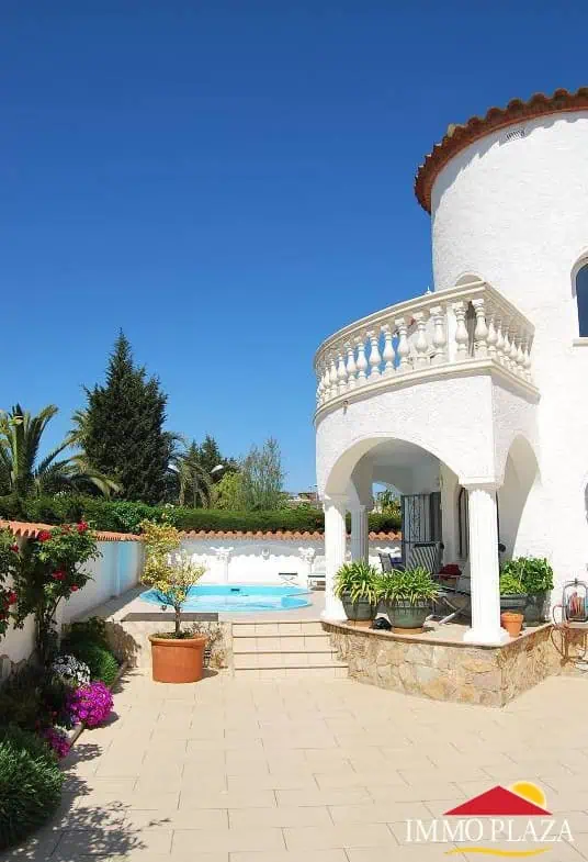 Vila residencial típica espanyola, 4 dormitoris, piscina, garatge, a poca distància del mar i del centre d´Empuriabrava