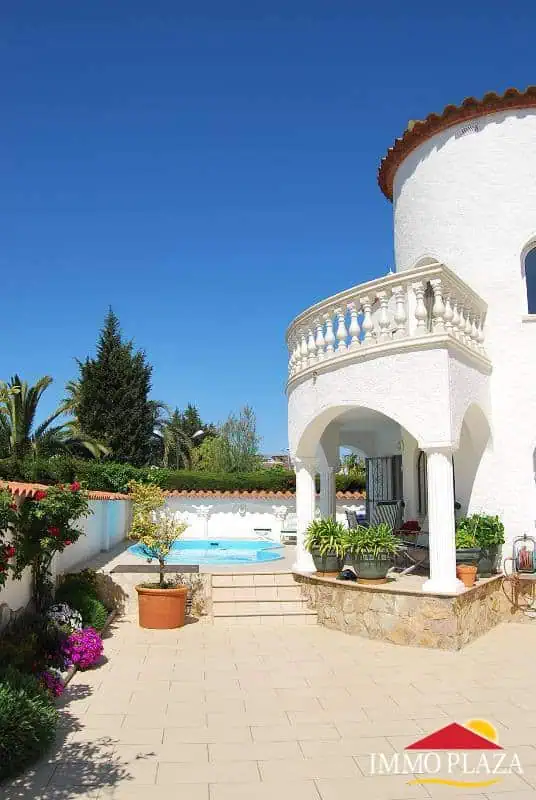 25032022104258_1142_IPV111 Vila residencial típica espanyola, 4 dormitoris, piscina, garatge, a poca distància del mar i del centre d´Empuriabrava