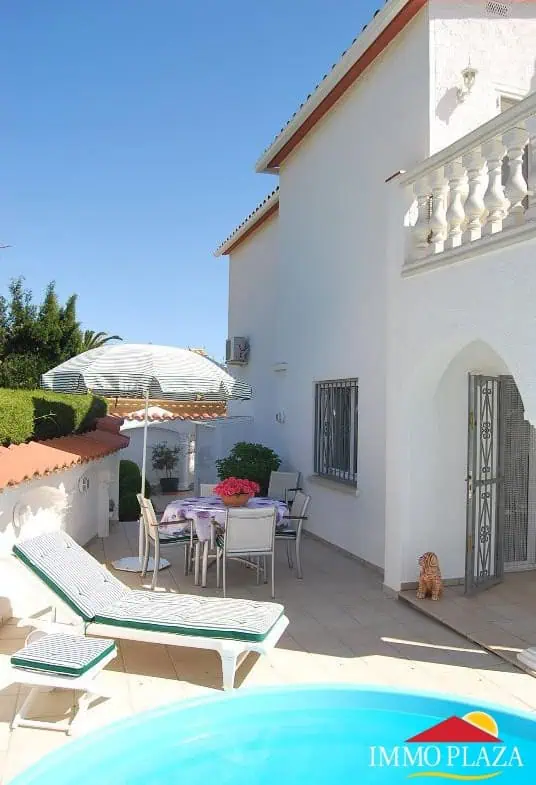 Vila residencial típica espanyola, 4 dormitoris, piscina, garatge, a poca distància del mar i del centre d´Empuriabrava