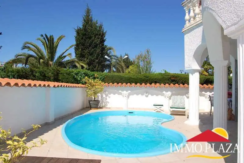 Vila residencial típica espanyola, 4 dormitoris, piscina, garatge, a poca distància del mar i del centre d´Empuriabrava