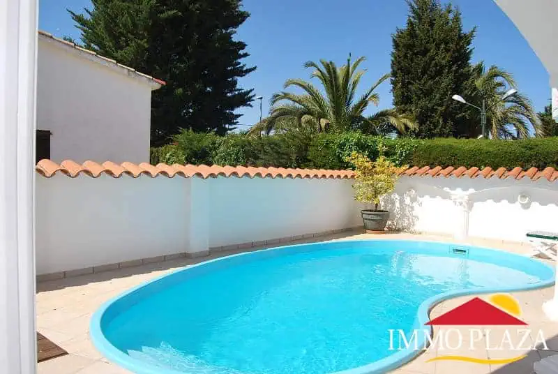Vila residencial típica espanyola, 4 dormitoris, piscina, garatge, a poca distància del mar i del centre d´Empuriabrava