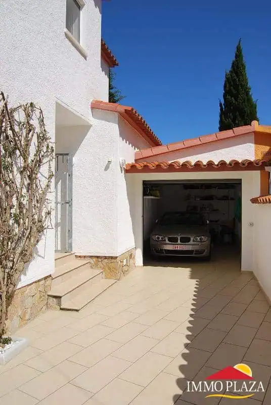 25032022104345_7338_IPV111 Vila residencial típica espanyola, 4 dormitoris, piscina, garatge, a poca distància del mar i del centre d´Empuriabrava