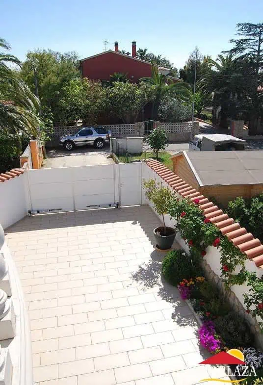 Vila residencial típica espanyola, 4 dormitoris, piscina, garatge, a poca distància del mar i del centre d´Empuriabrava