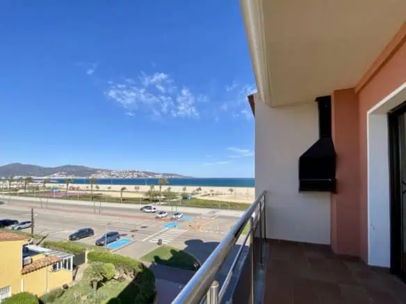 Beautiful bright corner apartment, a stone’s throw from the beach, sea view, 2 bedrooms, 1 bathroom, private underground parking – Empuriabrava