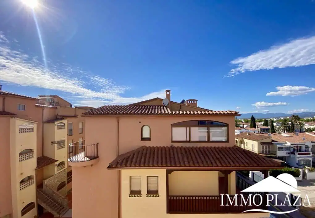 Bel appartement d’angle lumineux, à 2 pas de la plage, vue mer, 2 chs, 1 sdb, parking privé en sous sol – Empuriabrava