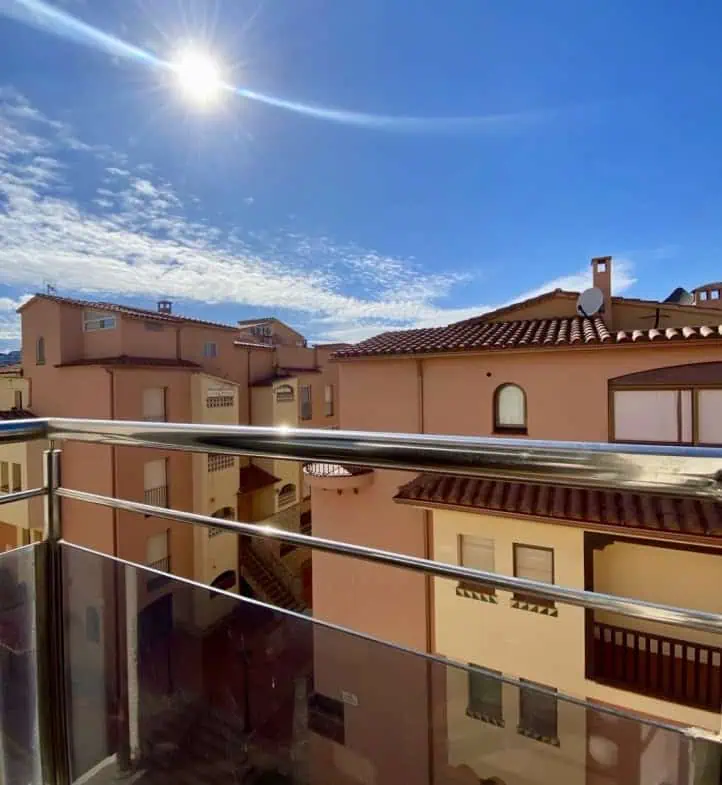 Bel appartement d’angle lumineux, à 2 pas de la plage, vue mer, 2 chs, 1 sdb, parking privé en sous sol – Empuriabrava