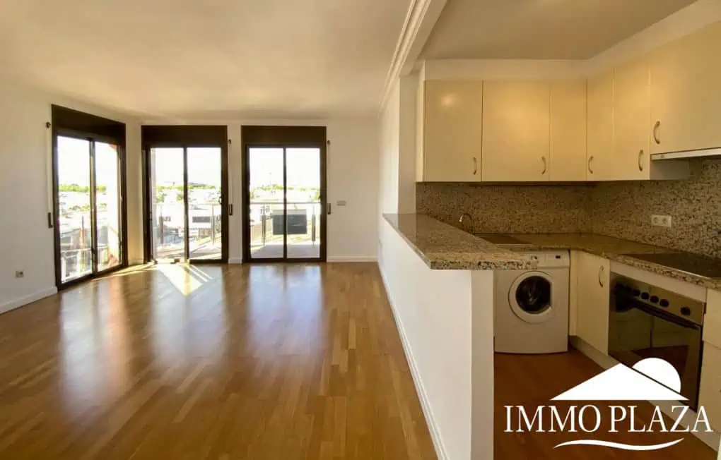Bel appartement d’angle lumineux, à 2 pas de la plage, vue mer, 2 chs, 1 sdb, parking privé en sous sol – Empuriabrava