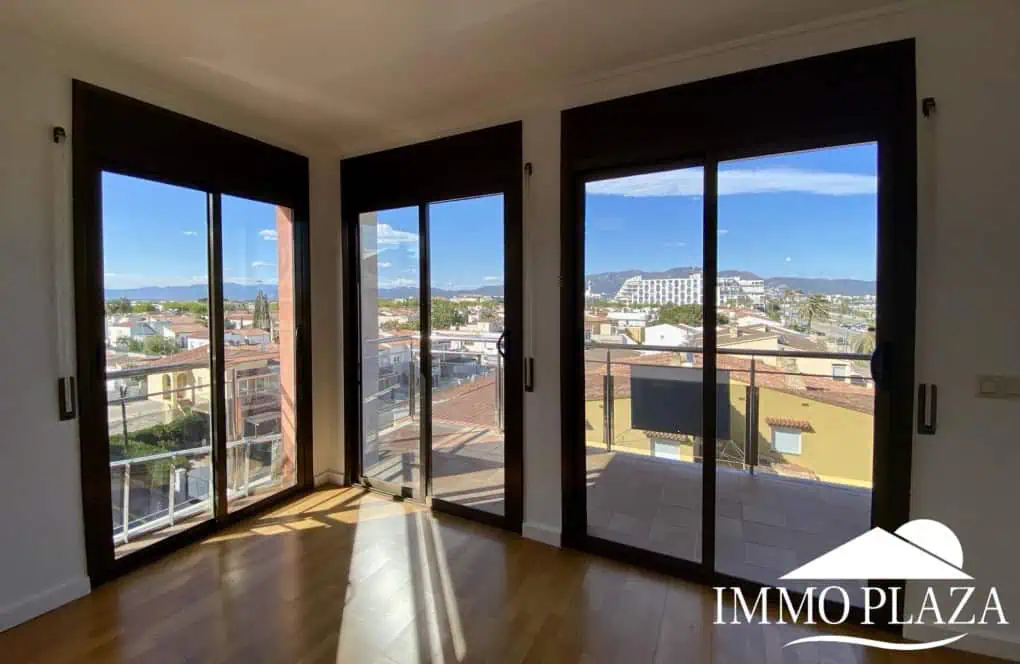 Bel appartement d’angle lumineux, à 2 pas de la plage, vue mer, 2 chs, 1 sdb, parking privé en sous sol – Empuriabrava