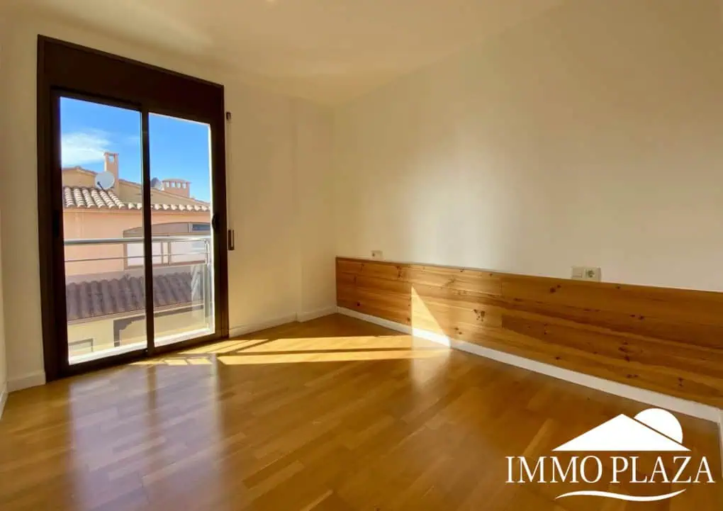 Bel appartement d’angle lumineux, à 2 pas de la plage, vue mer, 2 chs, 1 sdb, parking privé en sous sol – Empuriabrava