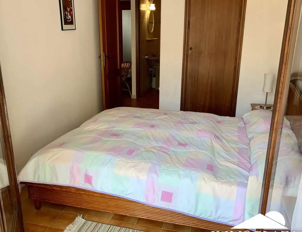 Spacious and bright crossing apartment (96m2) overlooking the canal with 2 terraces.