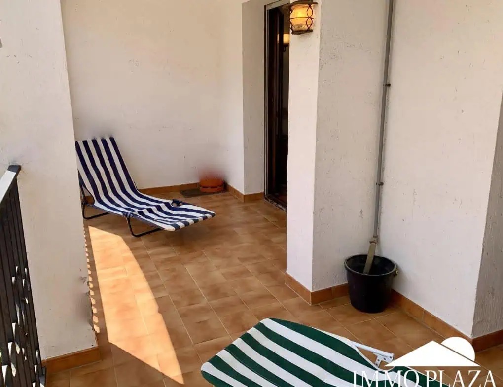 Spacious and bright crossing apartment (96m2) overlooking the canal with 2 terraces.