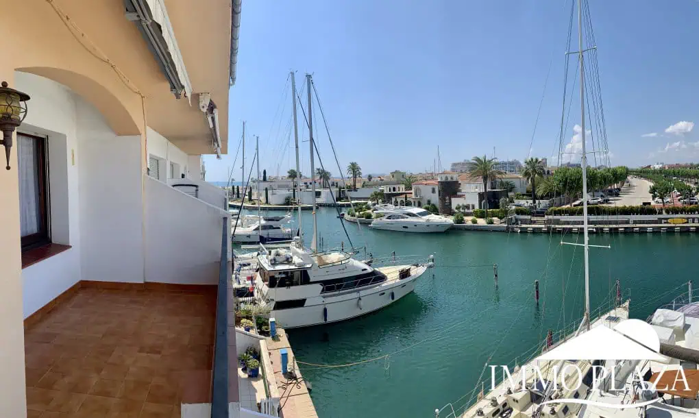 Spacious and bright crossing apartment (96m2) overlooking the canal with 2 terraces.