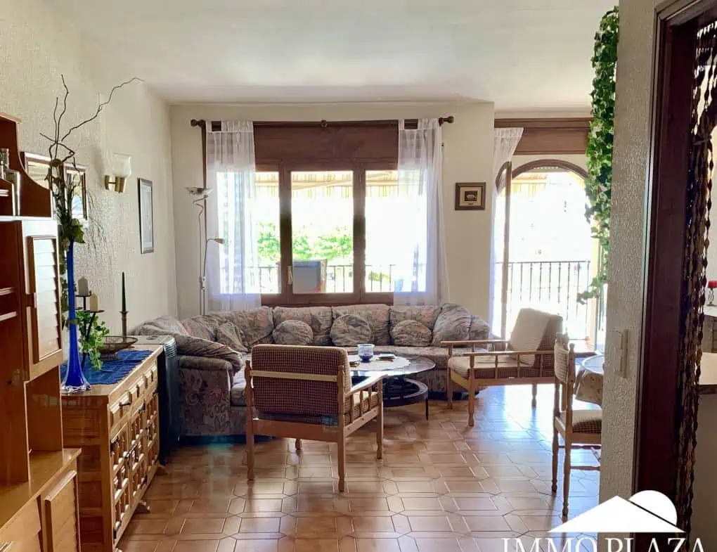 Spacious and bright crossing apartment (96m2) overlooking the canal with 2 terraces.