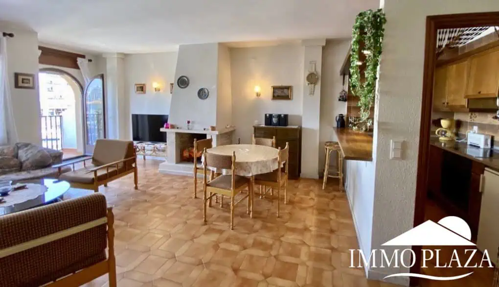 Spacious and bright crossing apartment (96m2) overlooking the canal with 2 terraces.
