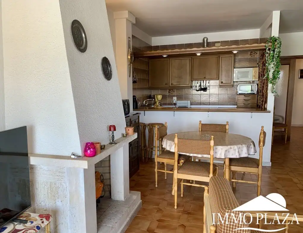 Spacious and bright crossing apartment (96m2) overlooking the canal with 2 terraces.