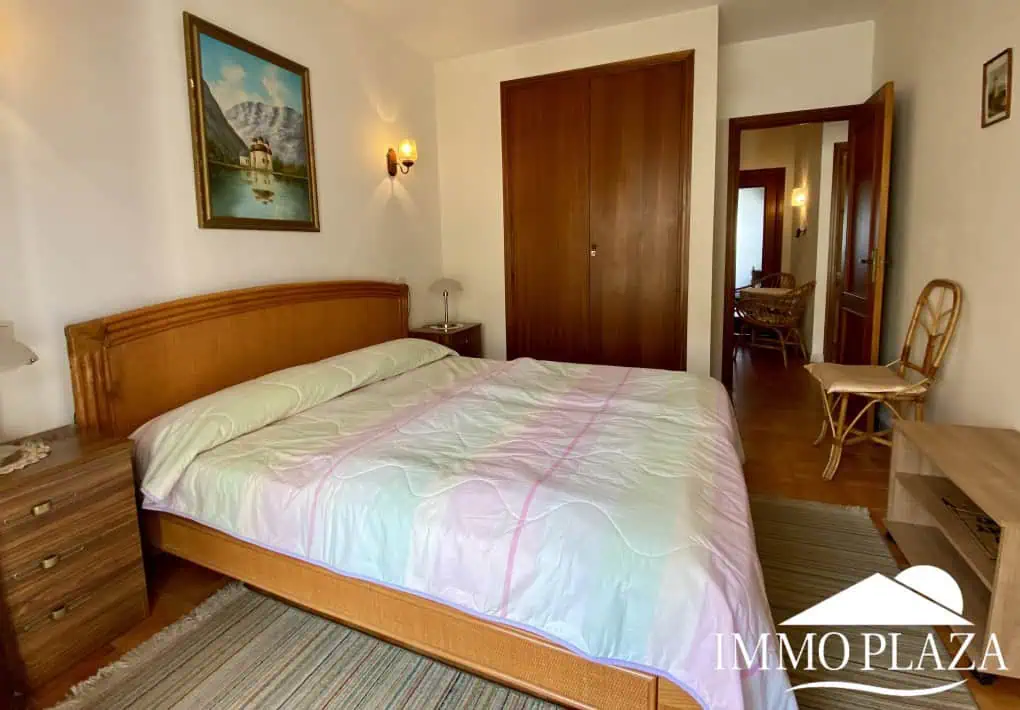 Spacious and bright crossing apartment (96m2) overlooking the canal with 2 terraces.