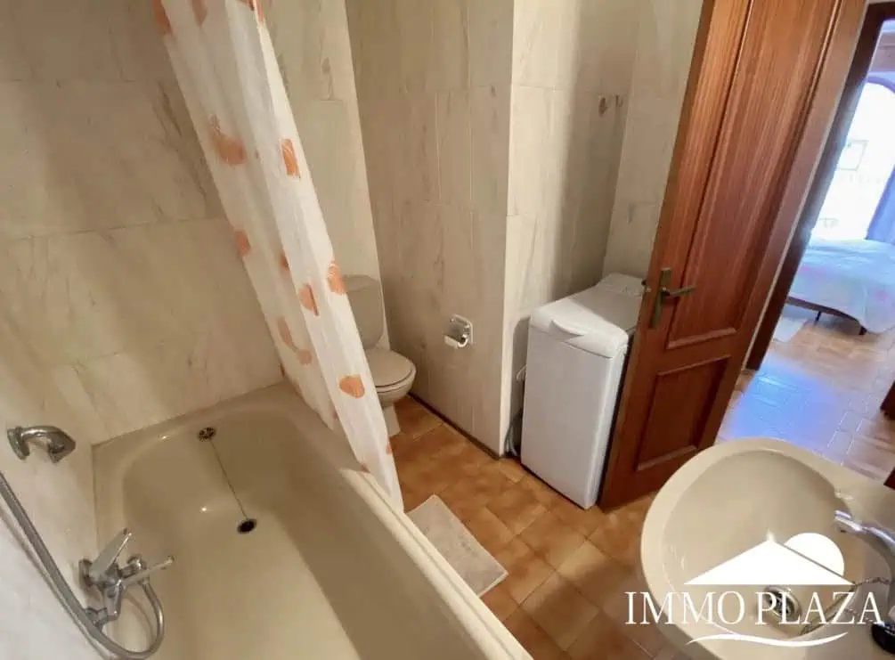 Spacious and bright crossing apartment (96m2) overlooking the canal with 2 terraces.
