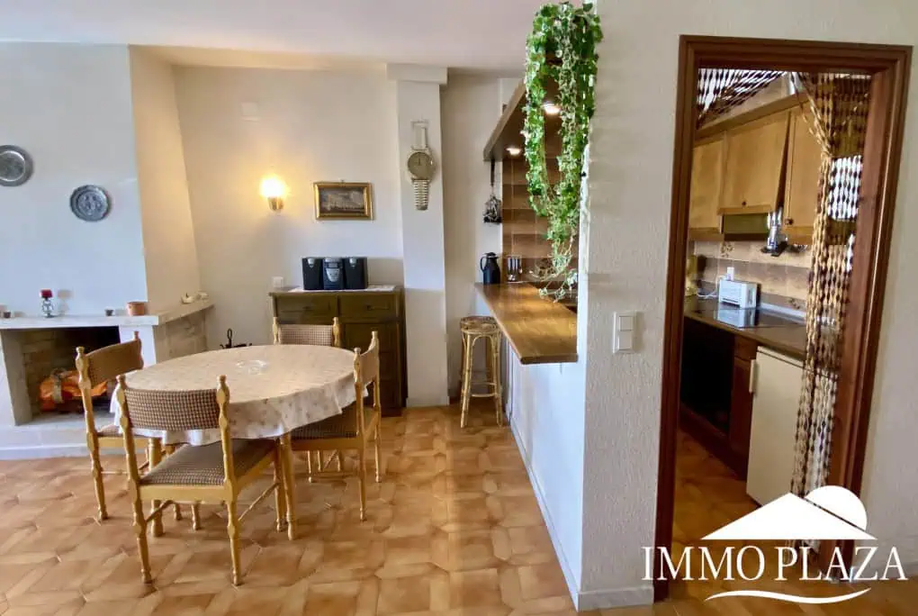 Spacious and bright crossing apartment (96m2) overlooking the canal with 2 terraces.