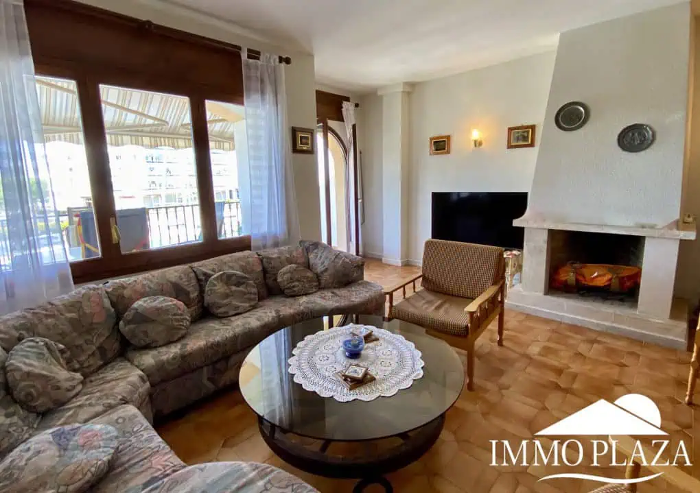 Spacious and bright crossing apartment (96m2) overlooking the canal with 2 terraces.
