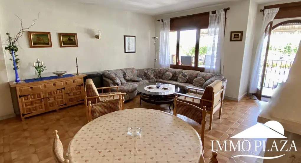 Spacious and bright crossing apartment (96m2) overlooking the canal with 2 terraces.