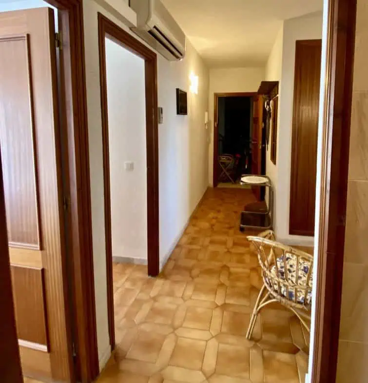 Spacious and bright crossing apartment (96m2) overlooking the canal with 2 terraces.