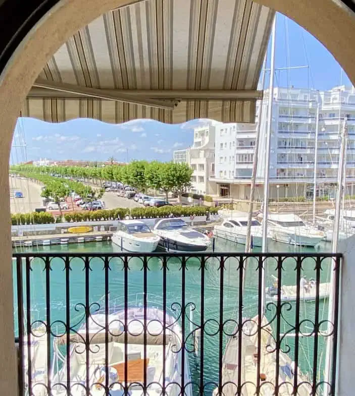 Spacious and bright crossing apartment (96m2) overlooking the canal with 2 terraces.