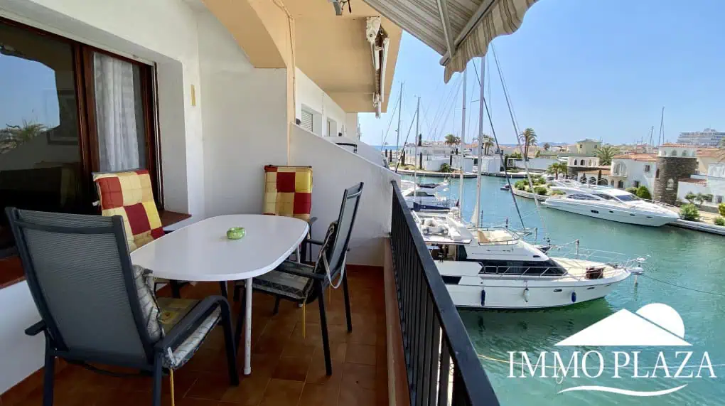 Spacious and bright crossing apartment (96m2) overlooking the canal with 2 terraces.