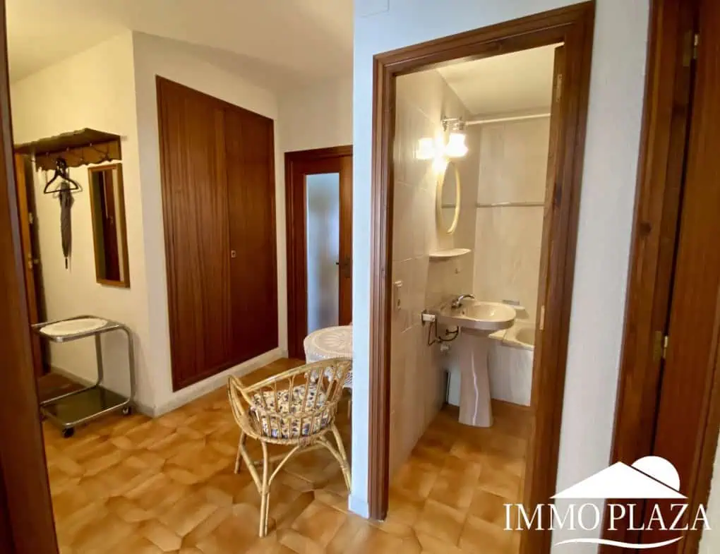 Spacious and bright crossing apartment (96m2) overlooking the canal with 2 terraces.