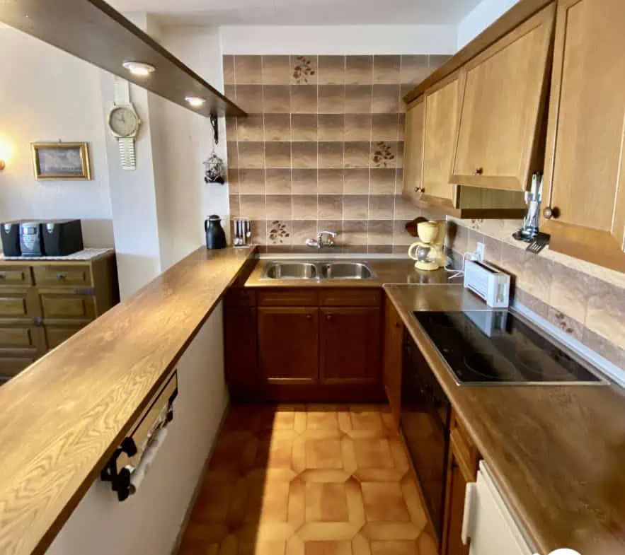 Spacious and bright crossing apartment (96m2) overlooking the canal with 2 terraces.