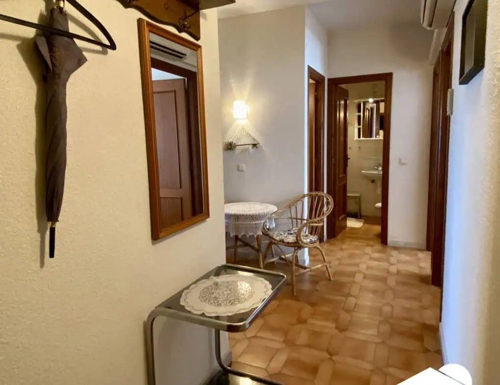 Spacious and bright crossing apartment (96m2) overlooking the canal with 2 terraces.