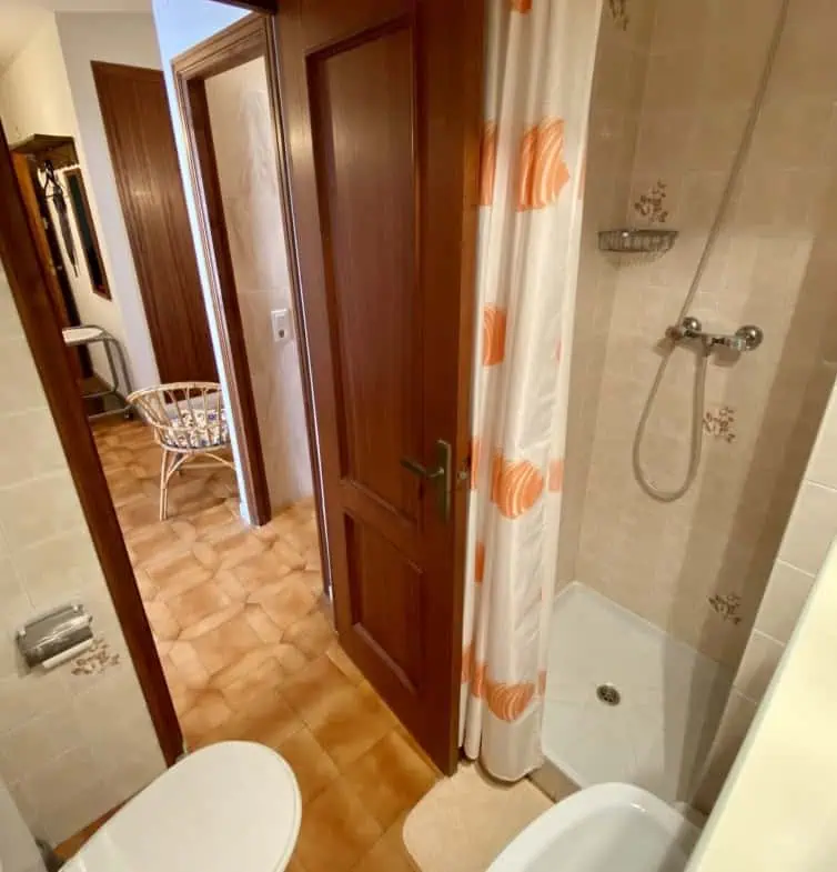 Spacious and bright crossing apartment (96m2) overlooking the canal with 2 terraces.