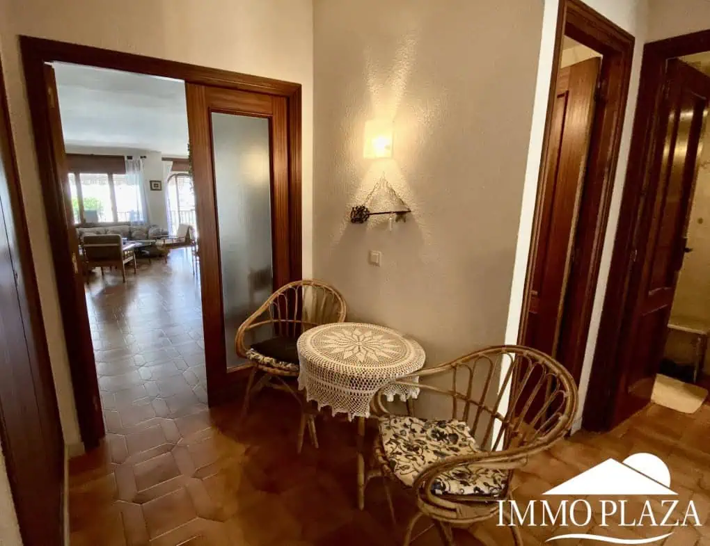 Spacious and bright crossing apartment (96m2) overlooking the canal with 2 terraces.