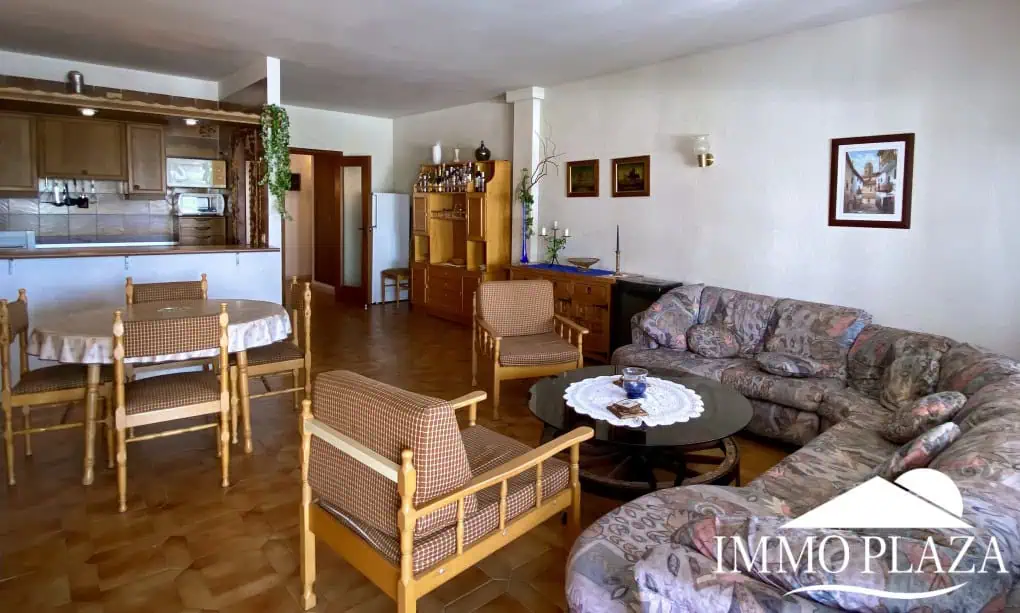 Spacious and bright crossing apartment (96m2) overlooking the canal with 2 terraces.