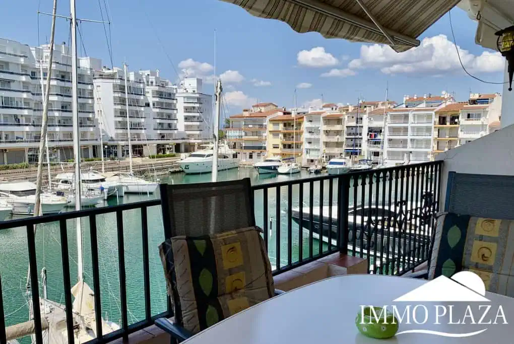 Spacious and bright crossing apartment (96m2) overlooking the canal with 2 terraces.