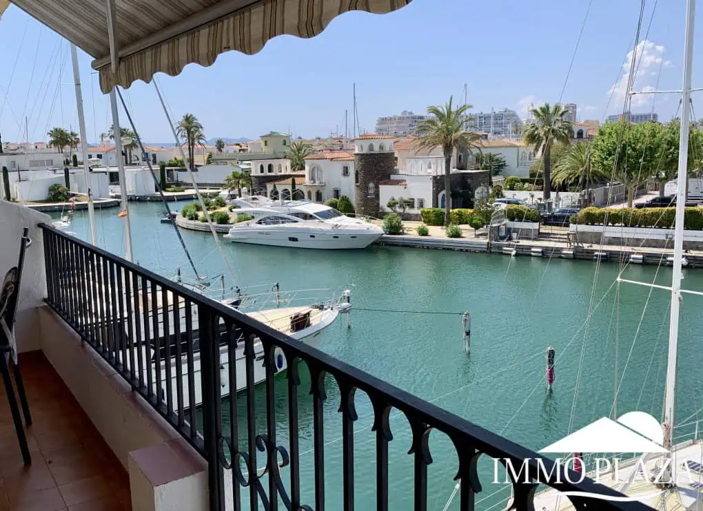 Spacious and bright crossing apartment (96m2) overlooking the canal with 2 terraces.