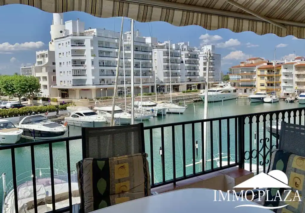 Spacious and bright crossing apartment (96m2) overlooking the canal with 2 terraces.